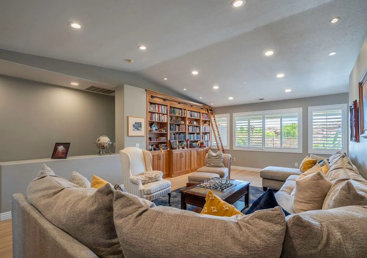Beautiful 5 Bedroom Home- One Level and Private Pool- Move in Special! — Photo 4