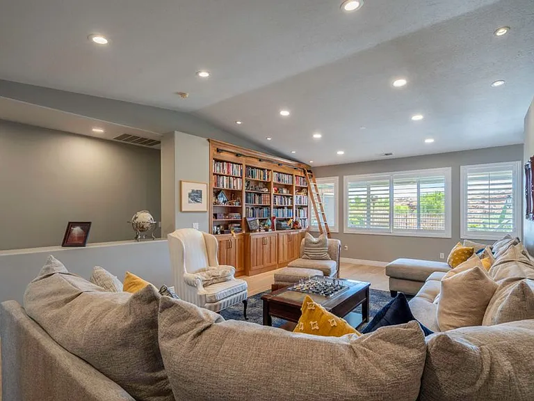 2329 N Prospector Ln — Photo 4