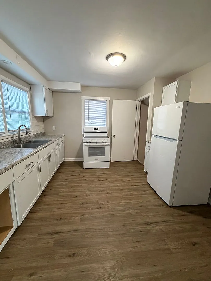 3 Bedroom House - Moline — Photo 4