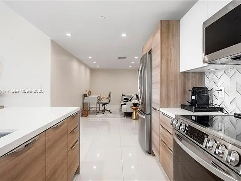 9940 W Bay Harbor Dr #5F — Photo 11