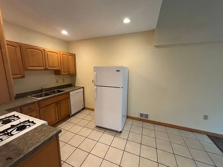 436 Thayer St — Photo 2
