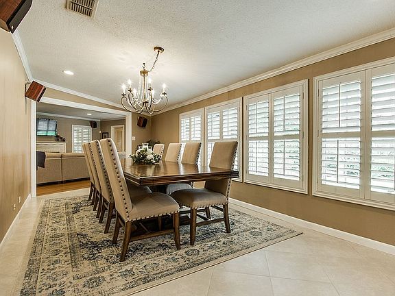 3rd image of 135 Oakleaf Dr