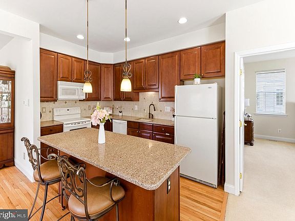 5th image of 31 Silver Creek Dr