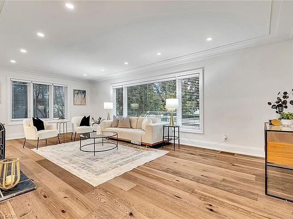 4th image of 877 Kingsway Dr