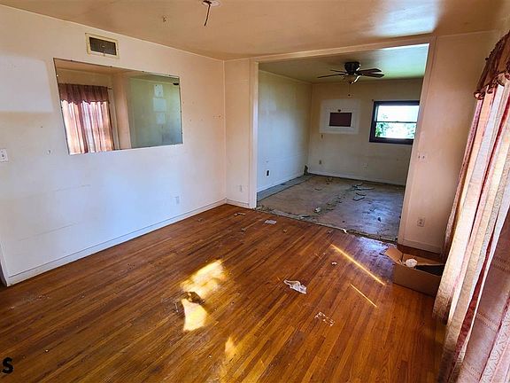 5th image of 602 S Elm St