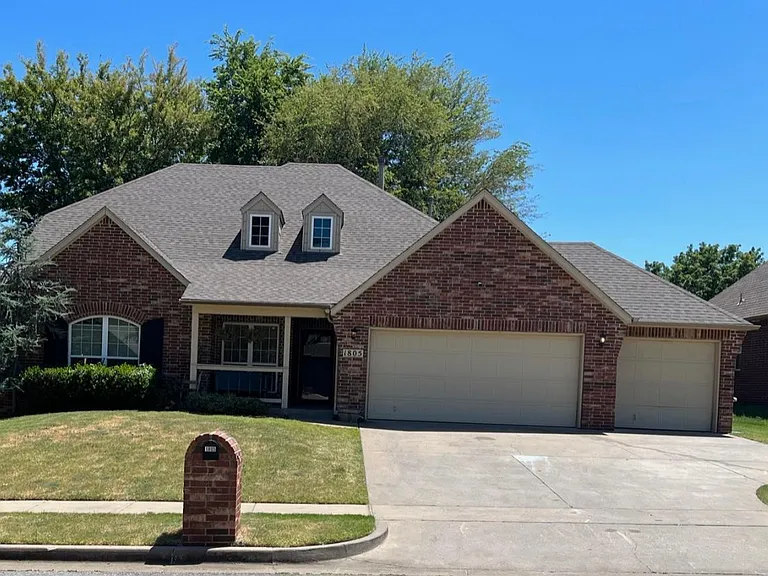 1805 E Jacksonville St — Photo 1