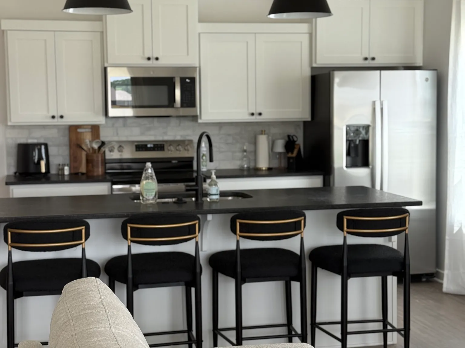 3 bed, 1270 sqft, $3,900 — Photo 3