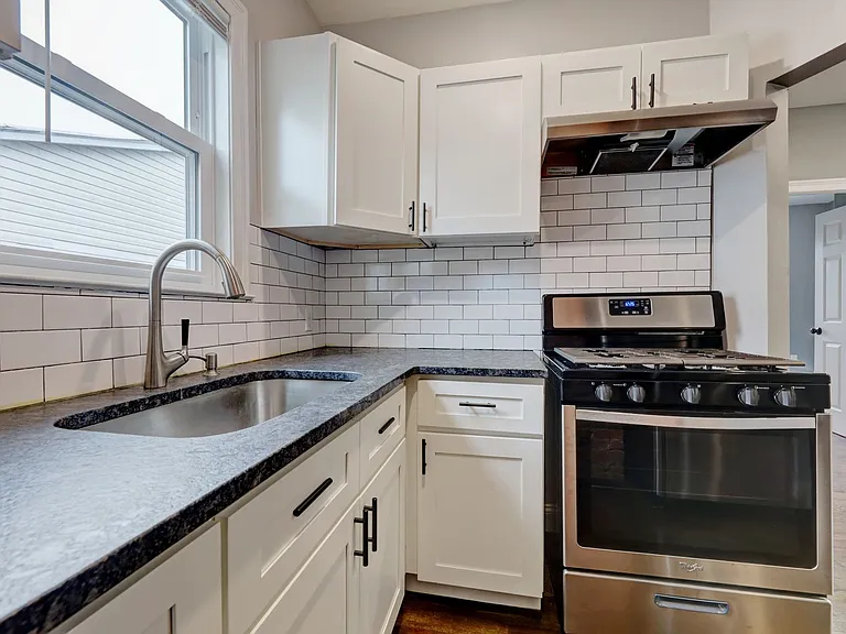 120 Center St — Photo 11