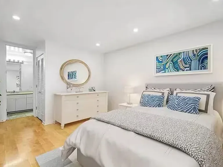330 S Barrington Ave #309 — Photo 8