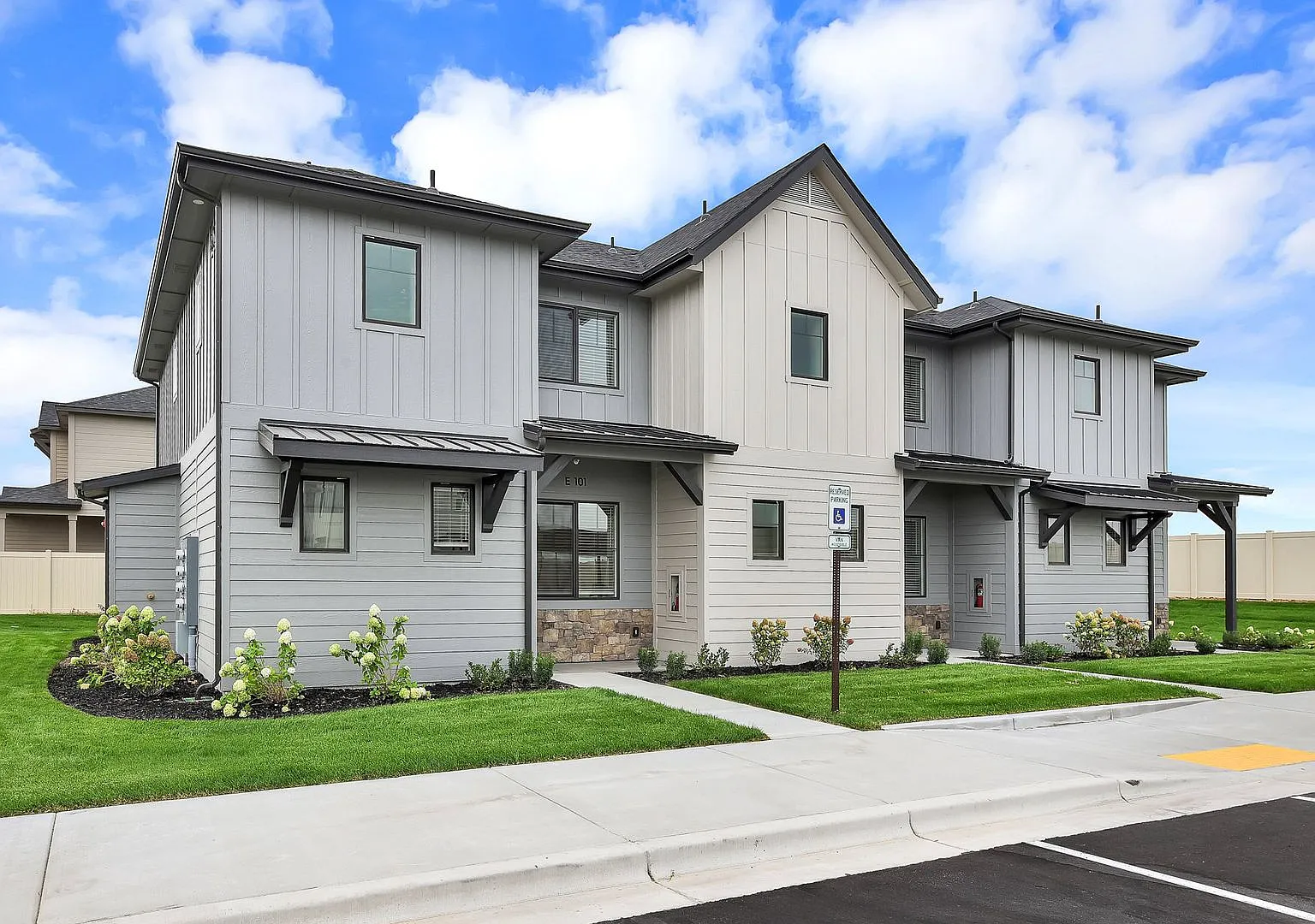 Lone Pine - 4077 Building D — Photo 1