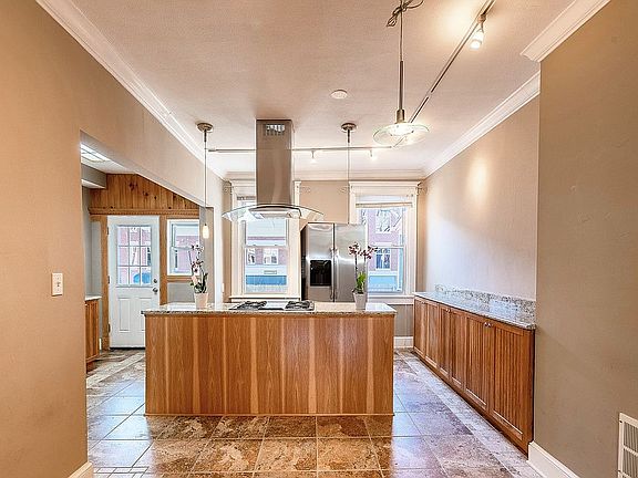 5th image of 122 Harvard St