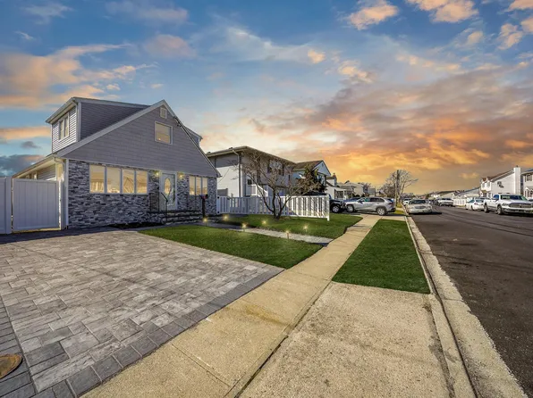 27 W Granada Avenue, Lindenhurst, NY 11757