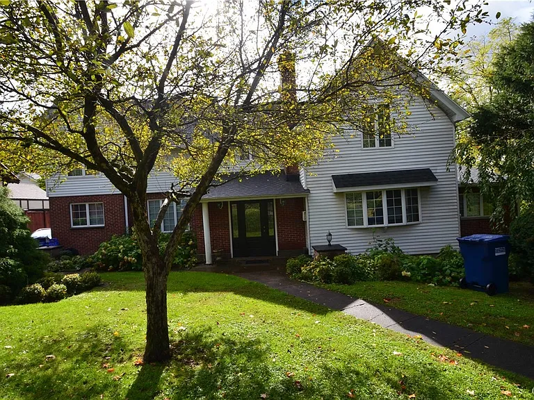 210 Lincoln Park Dr — Photo 1