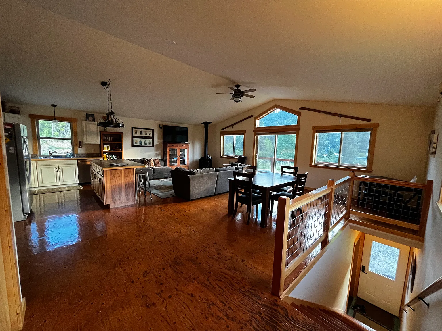 154 Russell Ln — Photo 2
