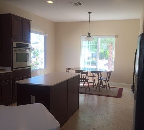 Center kitchen with breakfast nook