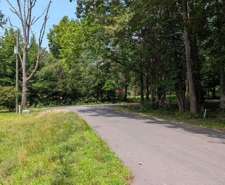 Exterior Neighborhood (street photo)
