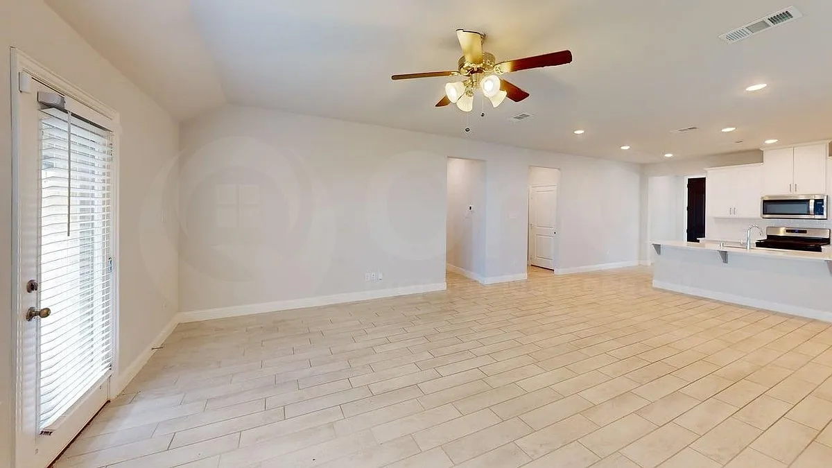 3 bed, 2.0 bath, 1799 sqft, $1,799 — Photo 4