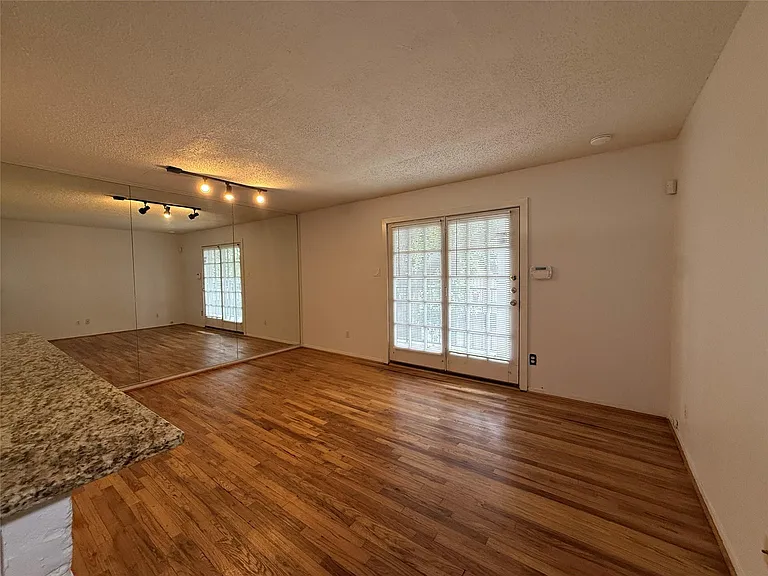 1801 Cortlandt St #17 — Photo 13