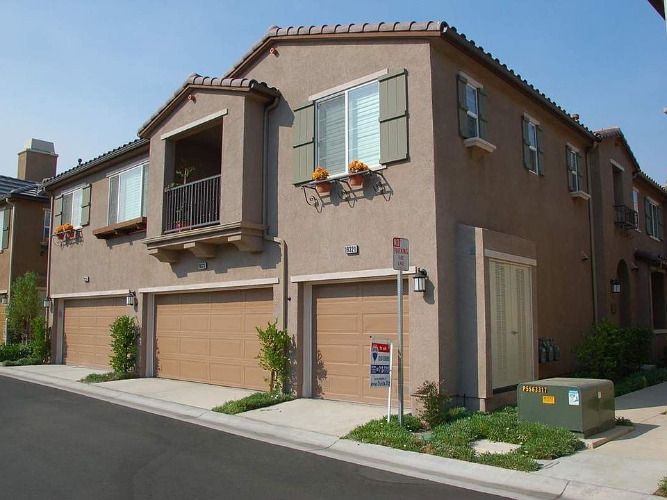 Beautifully Upgraded Townhome w/Yard