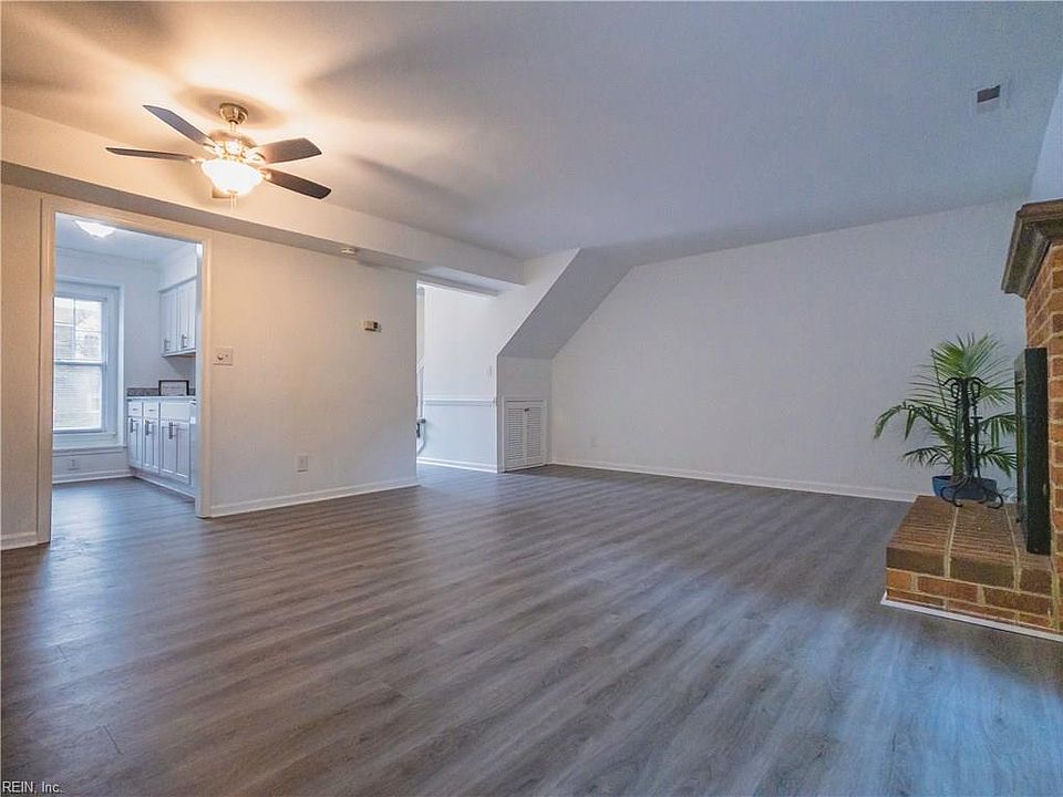 Open Floor Plan Townhome!