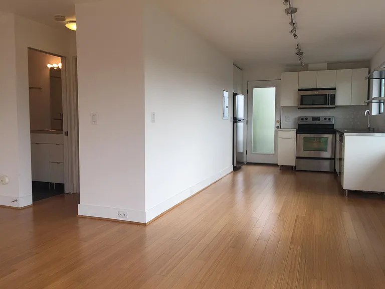 2404 Thorndyke Pl W #9 — Photo 6