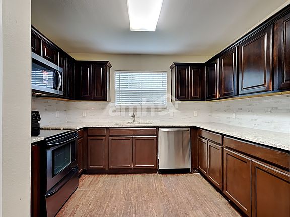 3rd image of 2301 Arrowhead Dr