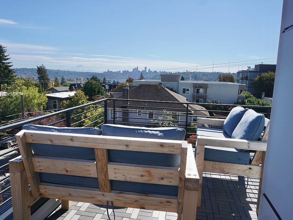 Views of Mt. Rainier, Lake Union and the Space Needle