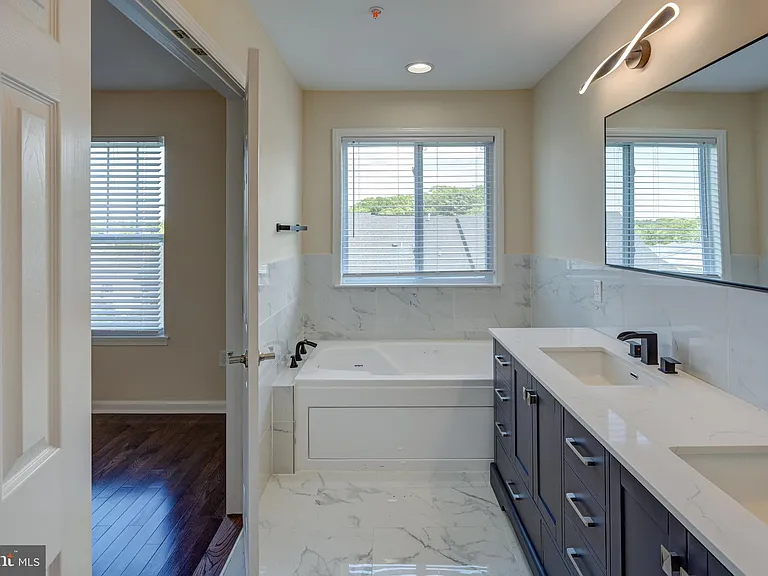 7827 Crystal Brook Way — Photo 32