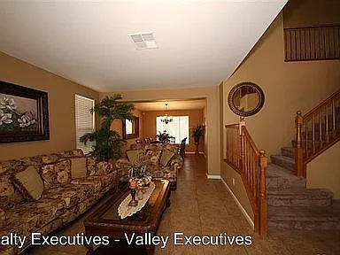 5 bed, 3133 sqft, $3,495 — Photo 2