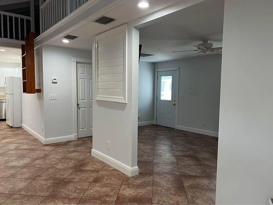 2 bed, 984 sqft, $2,200 — Photo 2