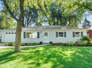 215 E Arrowhead St, North Aurora, IL 60542
