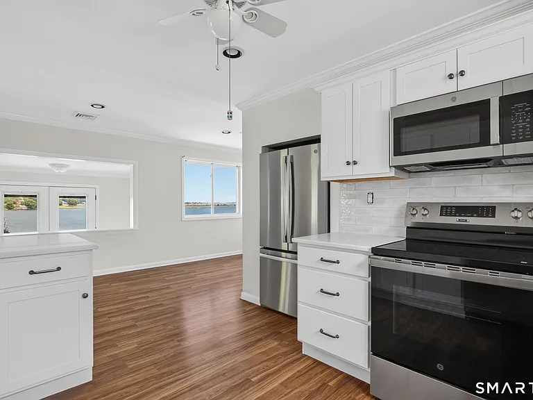 272 Elm St #UPSTAIRS — Photo 8
