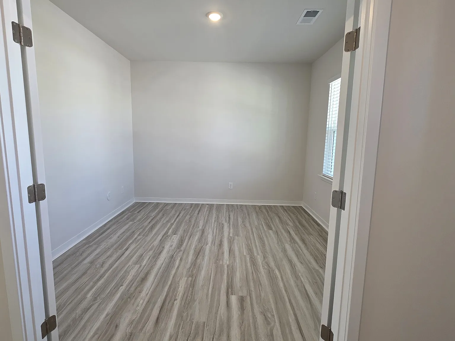5 bed, 2511 sqft, $2,650 — Photo 2
