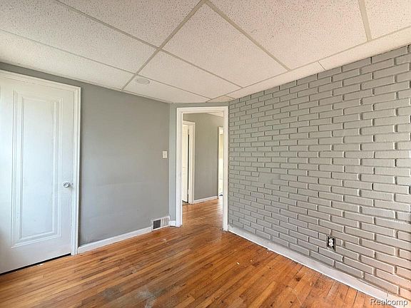 4th image of 2241 Fullerton St