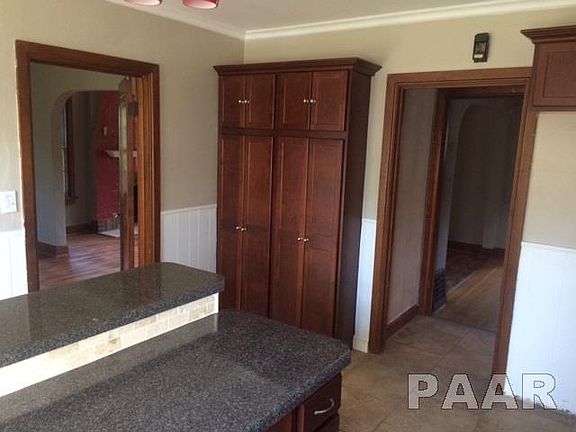 5th image of 828 W Meadows Pl