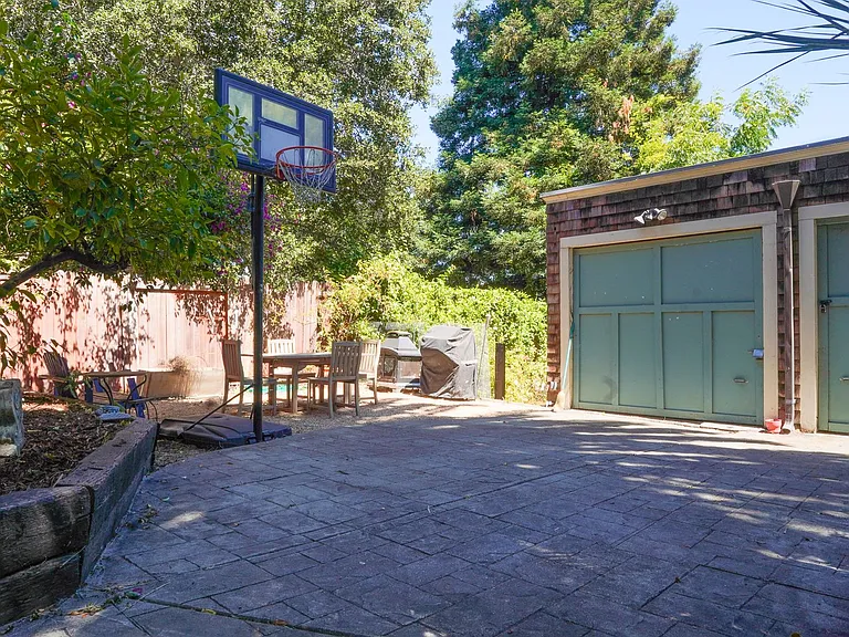420 Lester Ave — Photo 2