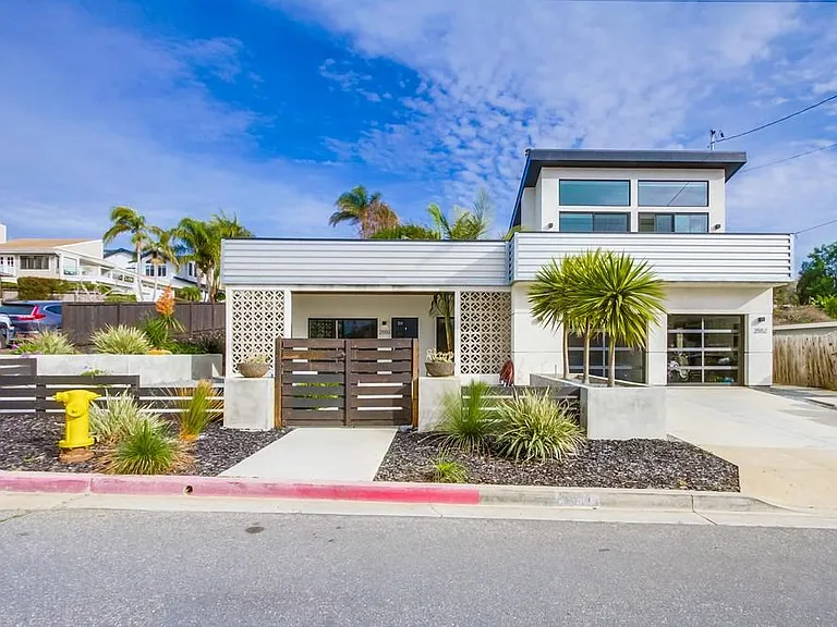 2550 Gregory Dr — Photo 2
