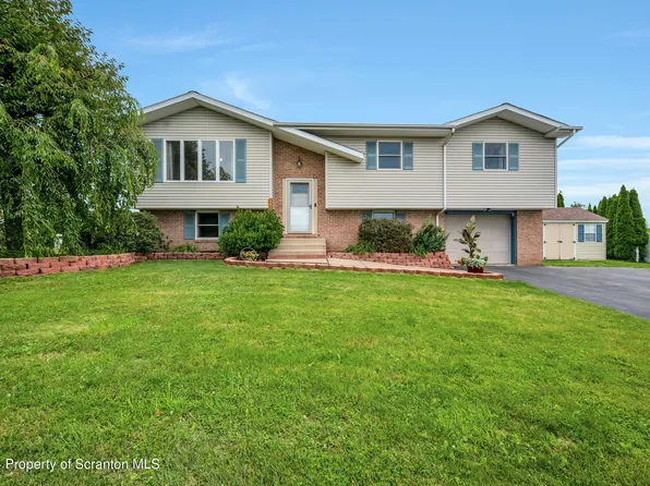 207 Pleasant View Dr, Carbondale, PA 18407