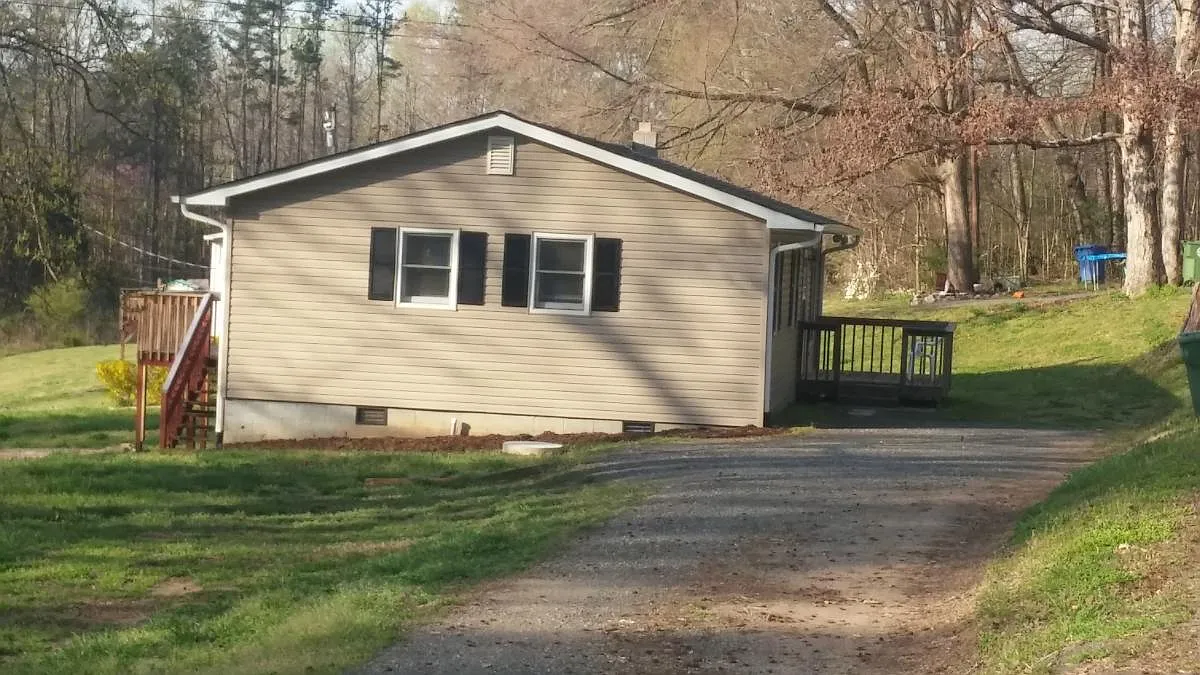 3 bed, 1000 sqft, $1,425 — Photo 2