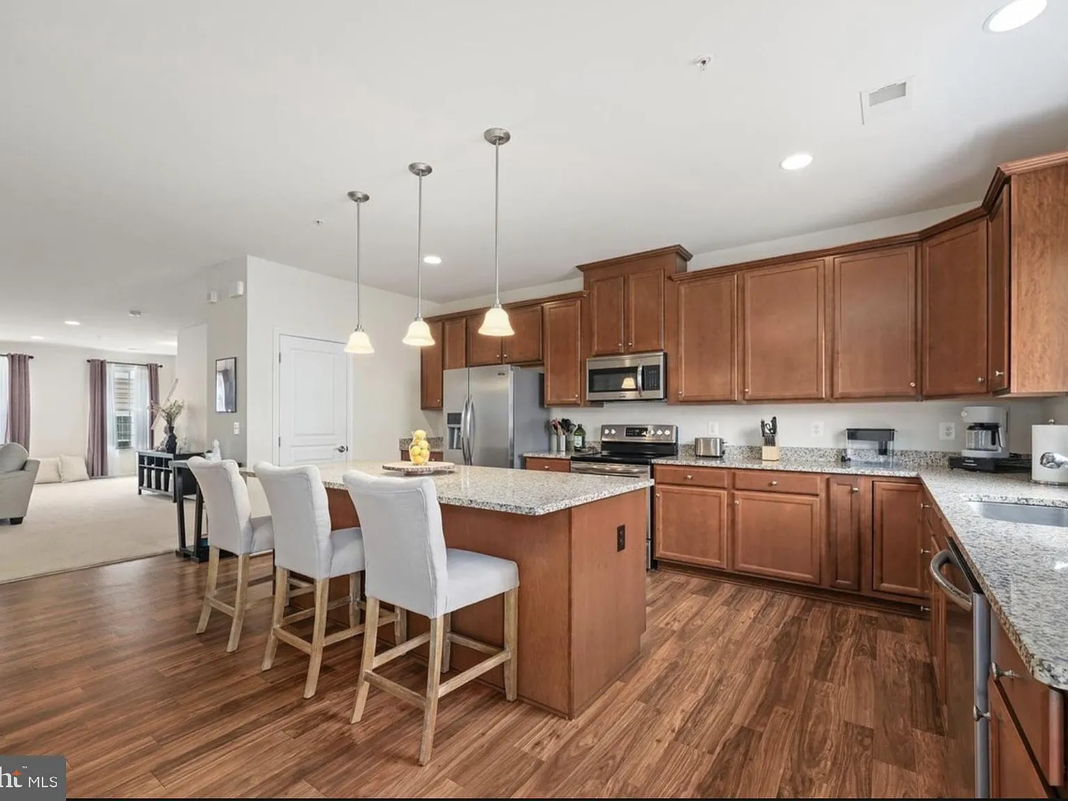 3 bed, 2.5 bath, 2362 sqft, $3,000 — Photo 3