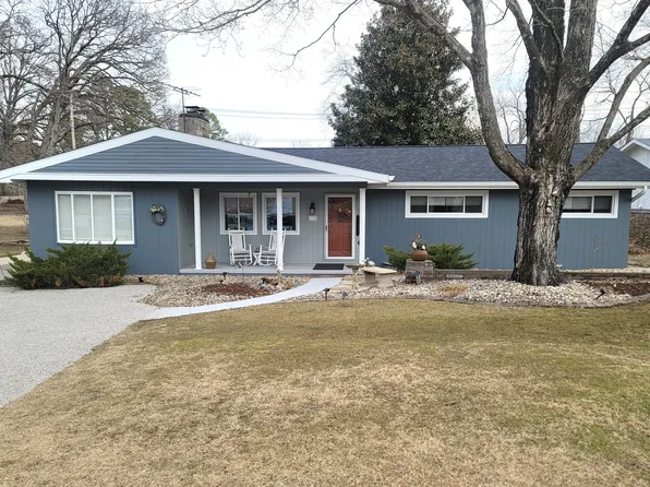 1110 N Franklin St, Salem, IL 62881