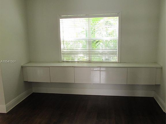 5th image of 916 Algeria Ave
