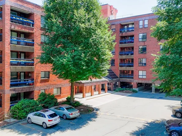 4 Summit Dr APT 310, Reading, MA 01867