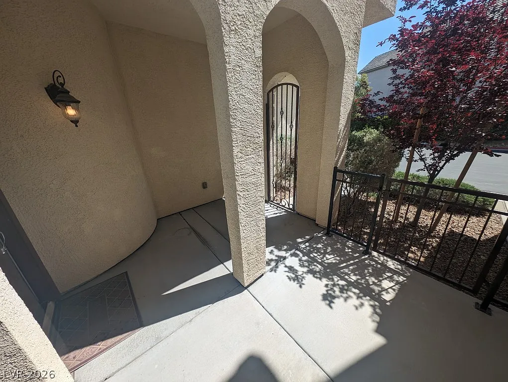 3 bed, 2.5 bath, 2817 sqft, $2,400 — Photo 2