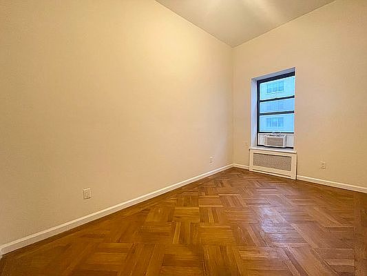 2nd image of 147 E 61st St #B5