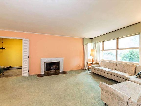 2nd image of 1940 Ladenburg Dr