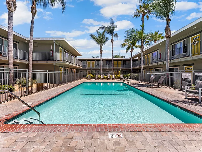 California Palms Apartments — Photo 7