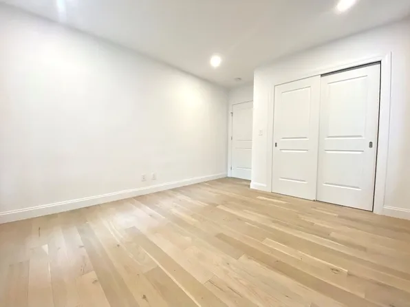 160 East 48th Street image 1 of 15