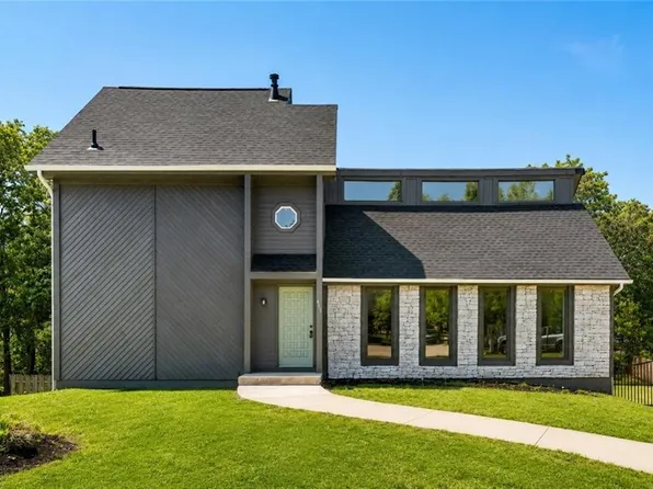 413 S Brittany Dr, Olathe, KS 66061