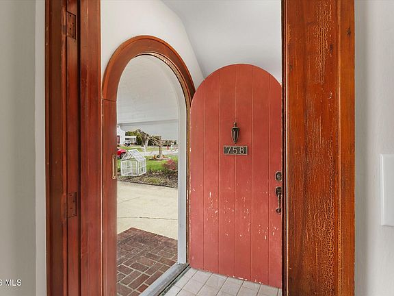 4th image of 758 Barker Rd
